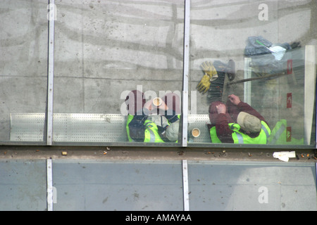 Draufsicht der Bauarbeiter Tee Pause im Stadtzentrum Wartehalle Stockfoto