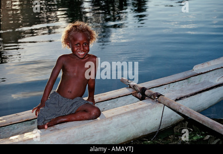 Childs in einem Auslegerboot Papua New Guinea Neuirland Kavieng Stockfoto