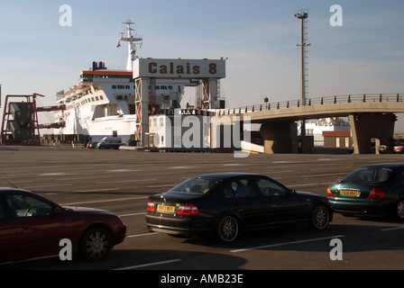 Calais cross Channel Fähre terminal Hafenanlagen UK registriert Autos warten an Bord P O Pride of Dover am Tor acht 8 Stockfoto