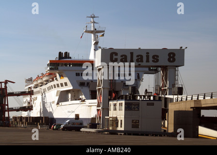 Calais cross Channel Fähre terminal Hafenanlagen P O Pride of Dover warten am Gate acht 8 laden Stockfoto