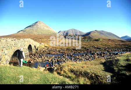 Die alte Sligachan-Brücke auf die Insel von Skye Schottland und River Sligachan Stockfoto