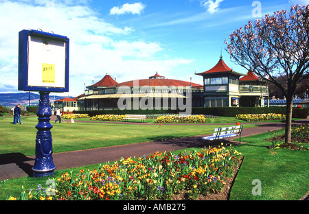 Der Pavillion in Rothesay Bute Schottland im Frühjahr mit Blumen an einem sonnigen Tag Stockfoto