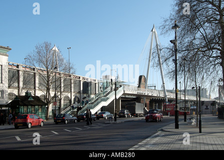 London-Verkehr in Northumberland Avenue mit Golden Jubilee Stege und Hungerford Bridge über Stockfoto