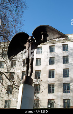 Fleet Air Arm Memorial als Daedalus Bronzestatue einer Naval airman außerhalb des Bundesministeriums der Verteidigung Victoria Embankment London England UK bekannt Stockfoto