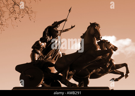 London-Statue von Königin Boudicca oder Boadicea Pferd und Wagen manipuliert Farbe Stockfoto