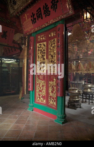 Dh Man Mo Tempel Sheung Wan in Hongkong Kalligraphie rot lackiert Tür daoistische kunst china Türen Interieur Stockfoto