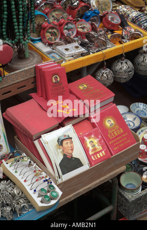 dh Cat Street Market SHEUNG WAN HONGKONG Maos Little Rote Buchzitate des Vorsitzenden Mao Tsetung über den Markt china Touristenbude Stockfoto