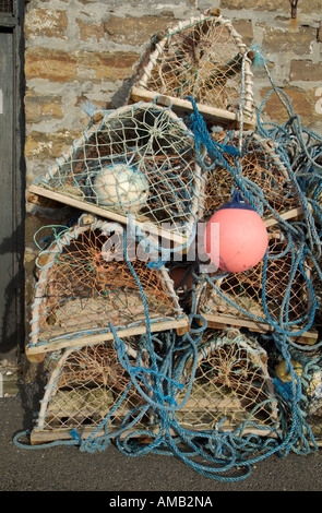 DUNBEATH CAITHNESS Creel Krabbe Hummer Töpfe rosa Boot Boje schwimmt Stockfoto