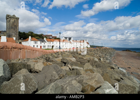 dh DYSART FIFE Sea Defense Barriers St serfs Turm und weißes Haus am Meer Dorf schottland Bau Stockfoto
