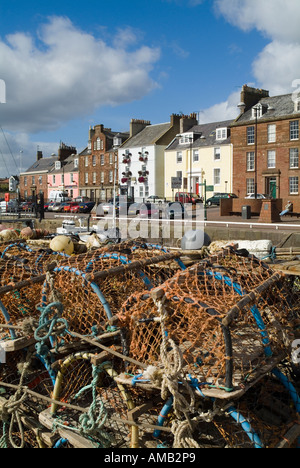 dh Arbroath Hafen ARBROATH ANGUS Angeln Gatter neben Kai Seite und Häuserzeile Hafen Stockfoto