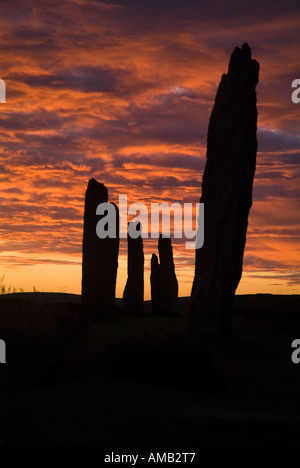 dh Neolithische stehende Steine RING VON BRODGAR ORKNEY Orange Sonnenuntergang Abenddämmerung Himmel großbritannien schottische historische Stätten Stein Henge Denkmal schottland großbritannien alt Stockfoto