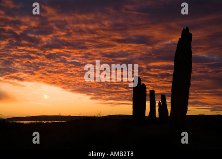 dh RING OF BRODGAR ORKNEY neolithischen stehenden Steinen orange rosa und grauen Sonnenuntergang Dämmerung Wolkenhimmel Stockfoto
