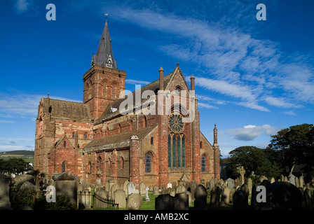 dh St Magnus Cathedral KIRKWALL ORKNEY Eastside of Cathedral and Graveyard Heritage orkneys scottish Cathedral Stockfoto
