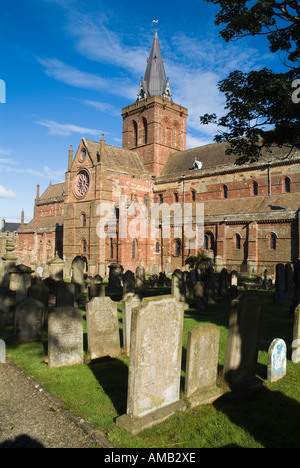 dh St Magnus Cathedral KIRKWALL ORKNEY Südseite der Kathedrale mit Rosenfenster und Friedhof Erbe Stockfoto