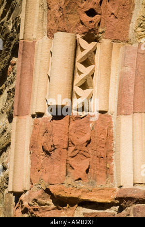 dh St Magnus Cathedral KIRKWALL ORKNEY Southside Sandstein Tür Bogen Reparatur Arbeiten Alter und neuer Stein Stockfoto