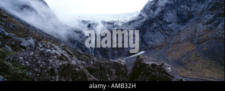 Panorama-Aufnahme der Felsformationen einfach durch den Eingang des Homer Tunnel auf der Südinsel, Neuseeland Stockfoto