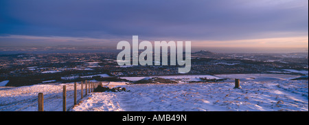 Winter-Sonnenaufgang über Edinburgh City aus den Pentland Hills Stockfoto