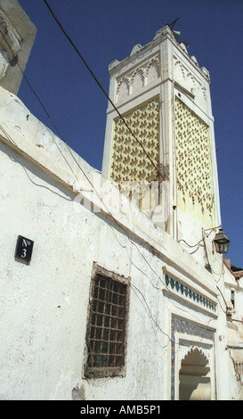 Blick auf eine alte Moschee s weiße Minarett in der alten Stadt Casbah in Algier Algerien Nordafrika 2000 Stockfoto