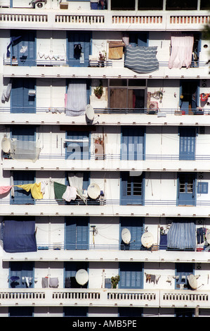 Blick auf ein Apartment Gebäude-Fassade mit Satellitenschüsseln und hängende Wäsche in Algier Algerien 2000 Stockfoto