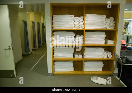 Saubere Handtücher, gespeichert in weiblichen Umkleidekabine beim US Open Tennisturnier Flushing Meadow New York City USA 2005 Stockfoto