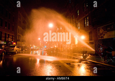 Hydranten-Spray in Harlem New York City USA August 2005 Stockfoto