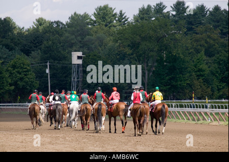 Jockeys Reiten auf die Post unter der Leitung von Handlern zu Pferd vor dem Rennen auf der Rennbahn Saratoga Springs USA August 2006 Stockfoto