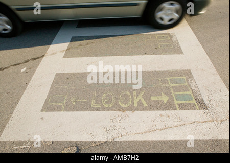 Suchen Sie Markierung auf der Straße an einem Zebrastreifen USA August 2006 Stockfoto