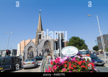 Alt und neu mit den Resten der Karls-Kirche vor dem Drake Circus Shopping Centre. Plymouth, Devon. VEREINIGTES KÖNIGREICH Stockfoto