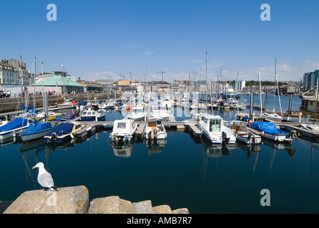 Boote, die in Sutton Harbour neben dem historischen Barbican liegen, das die ältesten Gebäude beherbergt und das Herz des städtischen Erbes ist. Plymouth. GROSSBRITANNIEN Stockfoto