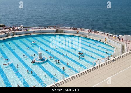 Tinside Lido, ein renovierter Außenpool im Art Deco, der neben dem Plymouth Sound liegt. Plymouth, Großbritannien Stockfoto