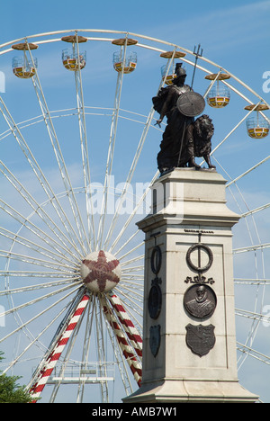 Die Bronzestatue von Britannia auf dem Armada Memorial mit Europas größtem Riesenrad im Hintergrund, der Hoe, Plymouth, Großbritannien Stockfoto