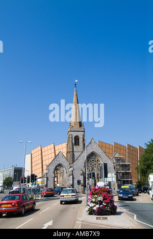 Die Überreste der Charles Church, die während des Blitz von Plymouth im 2. Weltkrieg bombardiert wurden, stehen vor Drake Cirucs Shopping Center, Plymouth, Großbritannien Stockfoto