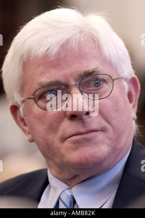 Phil Donahue Uhren seiner Frau Marlo Thomas bezeugen vor Mittel Unterausschusses für Arbeit Gesundheit und Human Services ein Stockfoto