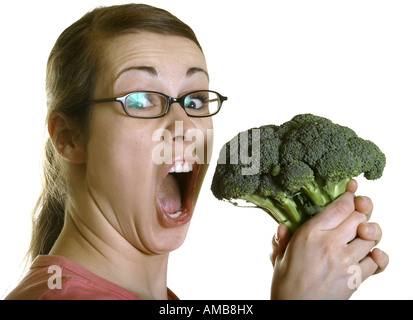 Italienische Brokkoli, sprießende Brokkoli (Brassica Oleraceae var. Italica), junge Frau mit Brokkoli hysterisch Blickrichtung Stockfoto