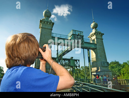 Mann, der einen Überblick über das Schiffshebewerk in Henrichenburg, Deutschland, Nordrhein-Westfalen, Ruhrgebiet, Castrop-Rauxel Stockfoto