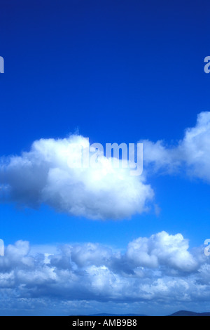 weiße Wolken blauer Himmel Himmel Sonne Sonnenschein Sonnentag hellen Sommer Hintergrund Himmel Elemente Wind Wetter flauschige Atmosphäre Luft Stockfoto