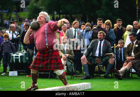 Schottische Mann im Kilt setzen den Schuss bei Royal Braemar Gathering Highland Games in der Nähe von Balmoral, Grampian Region, Schottland Stockfoto