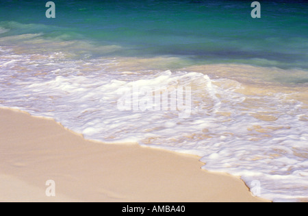 Weiße Sandstrände Sandstrand mit Welle brechen. Lucayan Strand auf der Insel von Grand Bahama, Bahamas Stockfoto