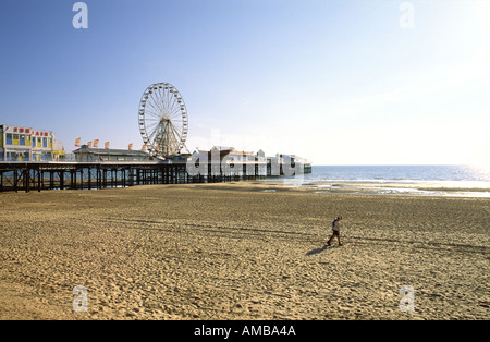 Paar am Strand von Blackpool mit Pier Riesenrad Kirmes. Liebhaber, sandigen Strand entlang spazieren. Lancashire, England. Sommerabend. Stockfoto