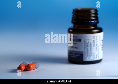 Antibiotika-Kapseln und Flasche Stockfoto