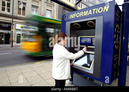 Frau mit dem Online-Voting Infostand auf Fargate Sheffield South Yorkshire Stockfoto