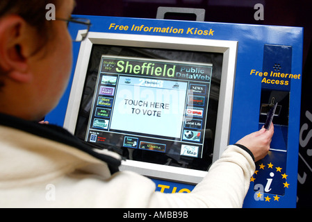 Online-voting Info-Point im Rathaus Sheffield South Yorkshire Stockfoto