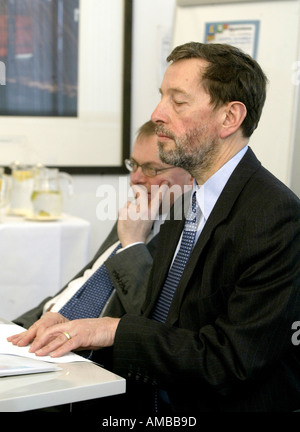 Sheffield geboren Hause Sekretär David Blunket MP liest Notizen aus einem Braille-Blatt Stockfoto