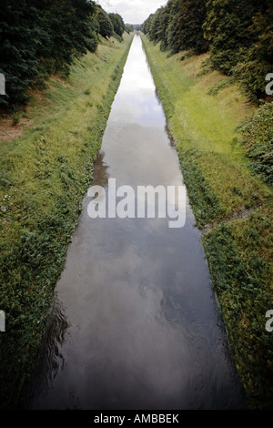 Emscher-Fluss in der Nähe des Umspannwerks, Deutschland, Nordrhein-Westfalen, Ruhrgebiet, Recklinghausen verklagt Stockfoto