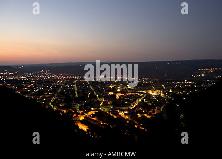 eine Ansicht mit Blick auf die Kleinstadt Mazamet im Süden von Frankreich am nächtlichen Beschäftigten in Wollspinnerei Beschäftigten Stockfoto