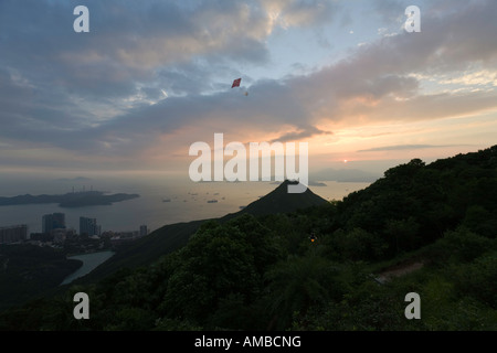 Die Sonne geht über Lantau und den vorgelagerten Inseln in den westlichen Ansätzen nach Hong Kong Stockfoto