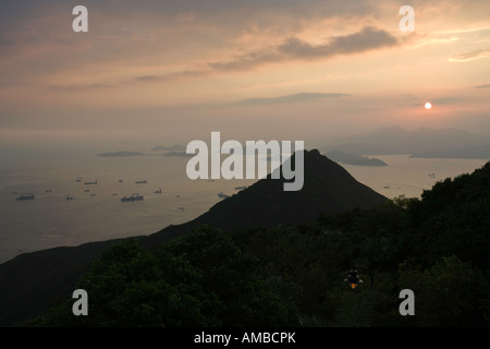 Die Sonne geht über Lantau und den vorgelagerten Inseln in den westlichen Ansätzen nach Hong Kong Stockfoto