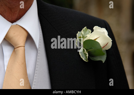 Gelbe Rose-Knopfloch am Revers der Bräute Vater mit gelben Krawatte & weißen Kragen Stockfoto