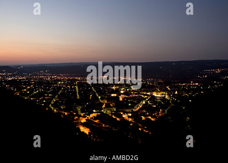 eine Ansicht mit Blick auf die Kleinstadt Mazamet im Süden von Frankreich am nächtlichen Beschäftigten in Wollspinnerei Beschäftigten Stockfoto