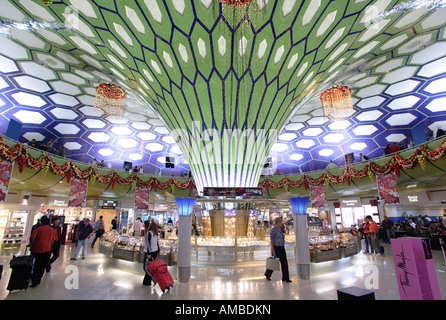 Vereinigte Arabische Emirate: Terminal 1-Transit-Halle und Duty Free Shops am Flughafen Abu Dhabi Stockfoto